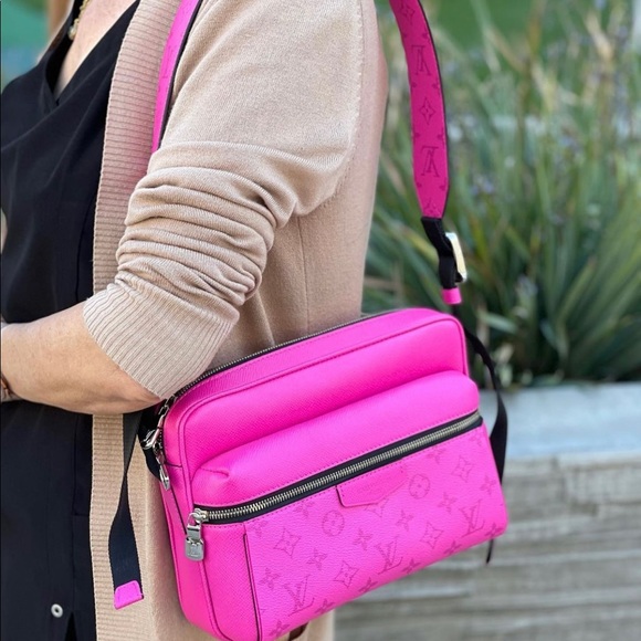 Louis Vuitton Handbags - Louis Vuitton Pink Outdoor Messenger Bag w Wallet